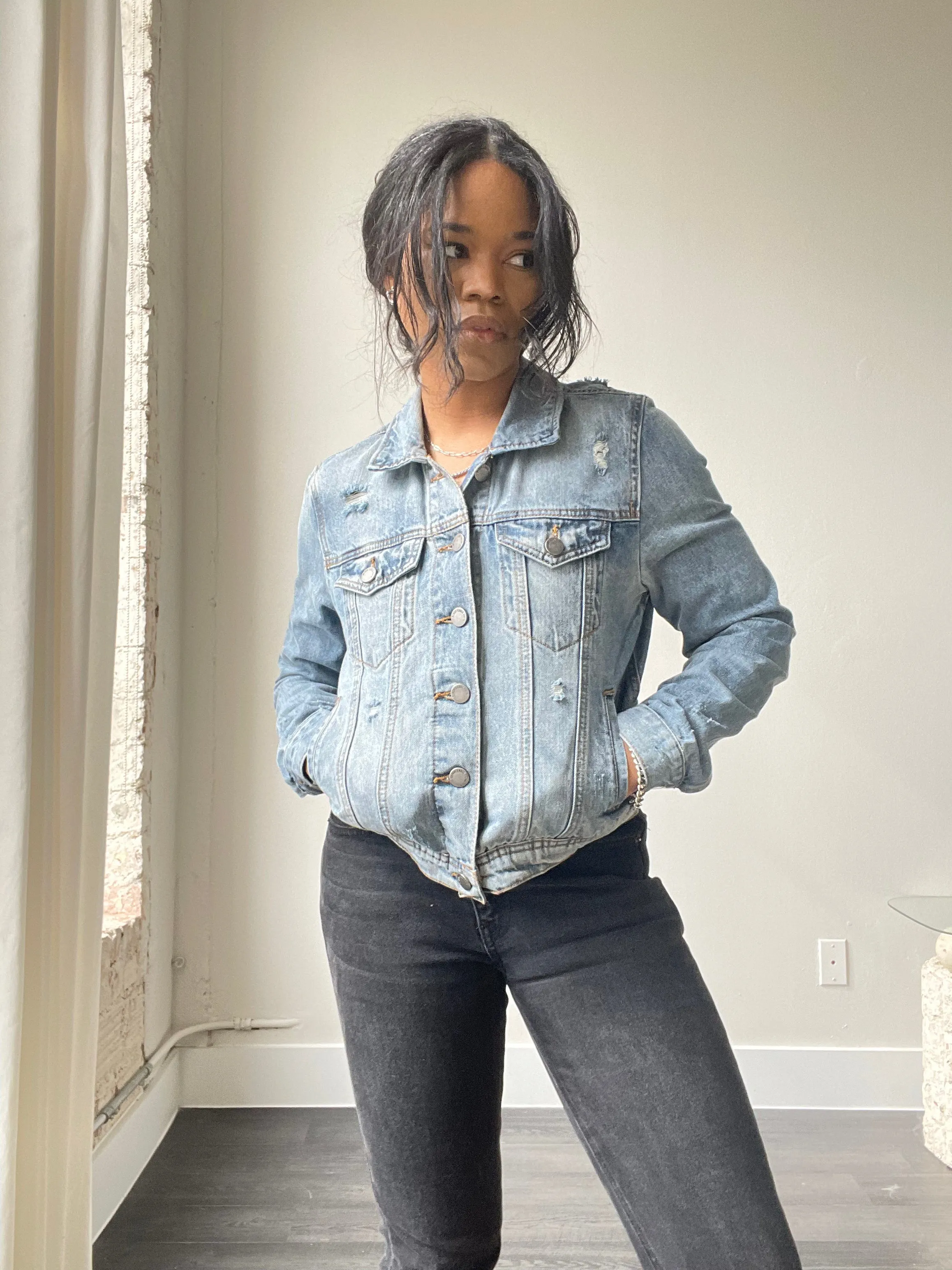 Dallas Classic Cropped Distressed Denim Jacket In Light Wash