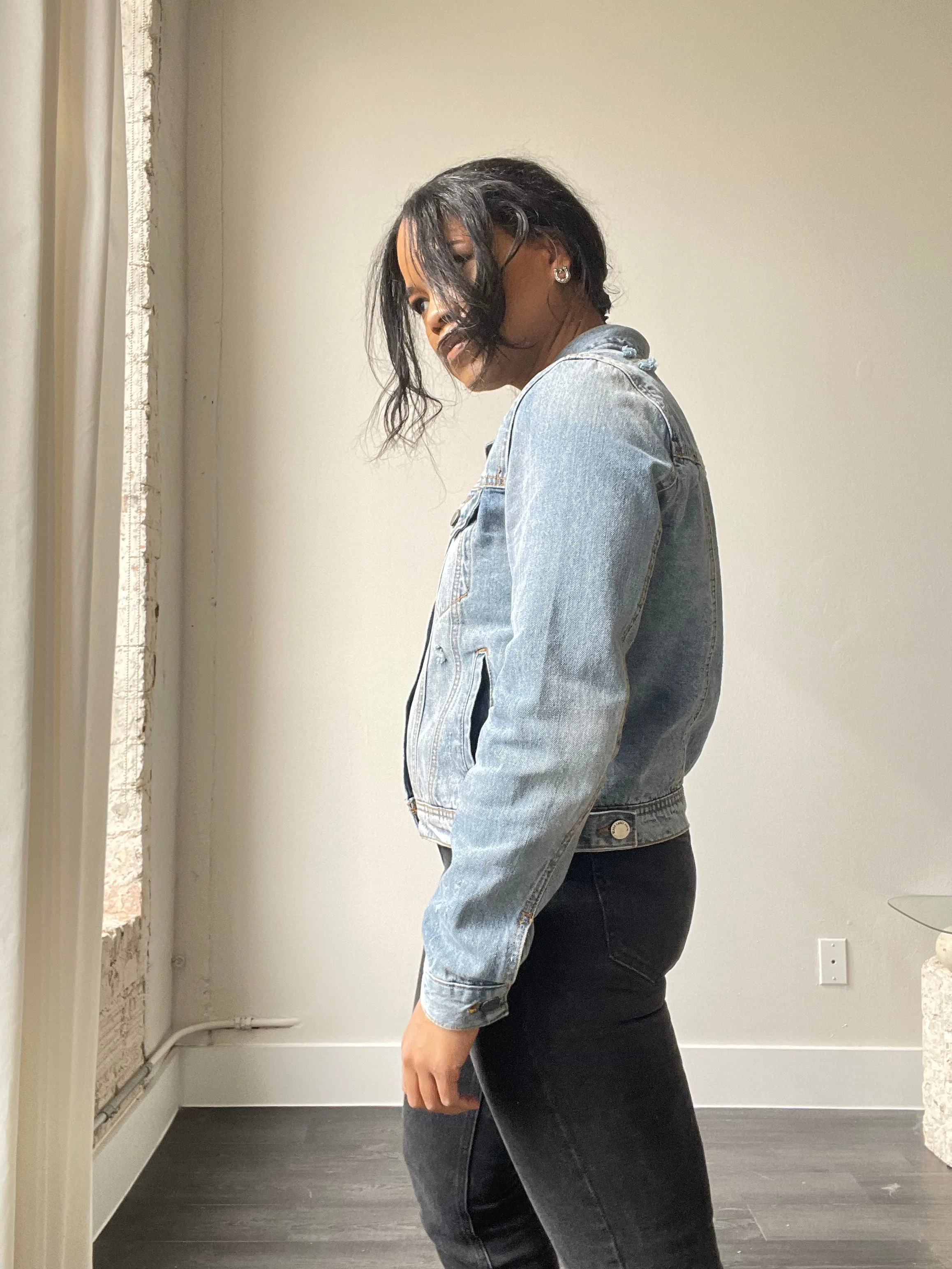 Dallas Classic Cropped Distressed Denim Jacket In Light Wash
