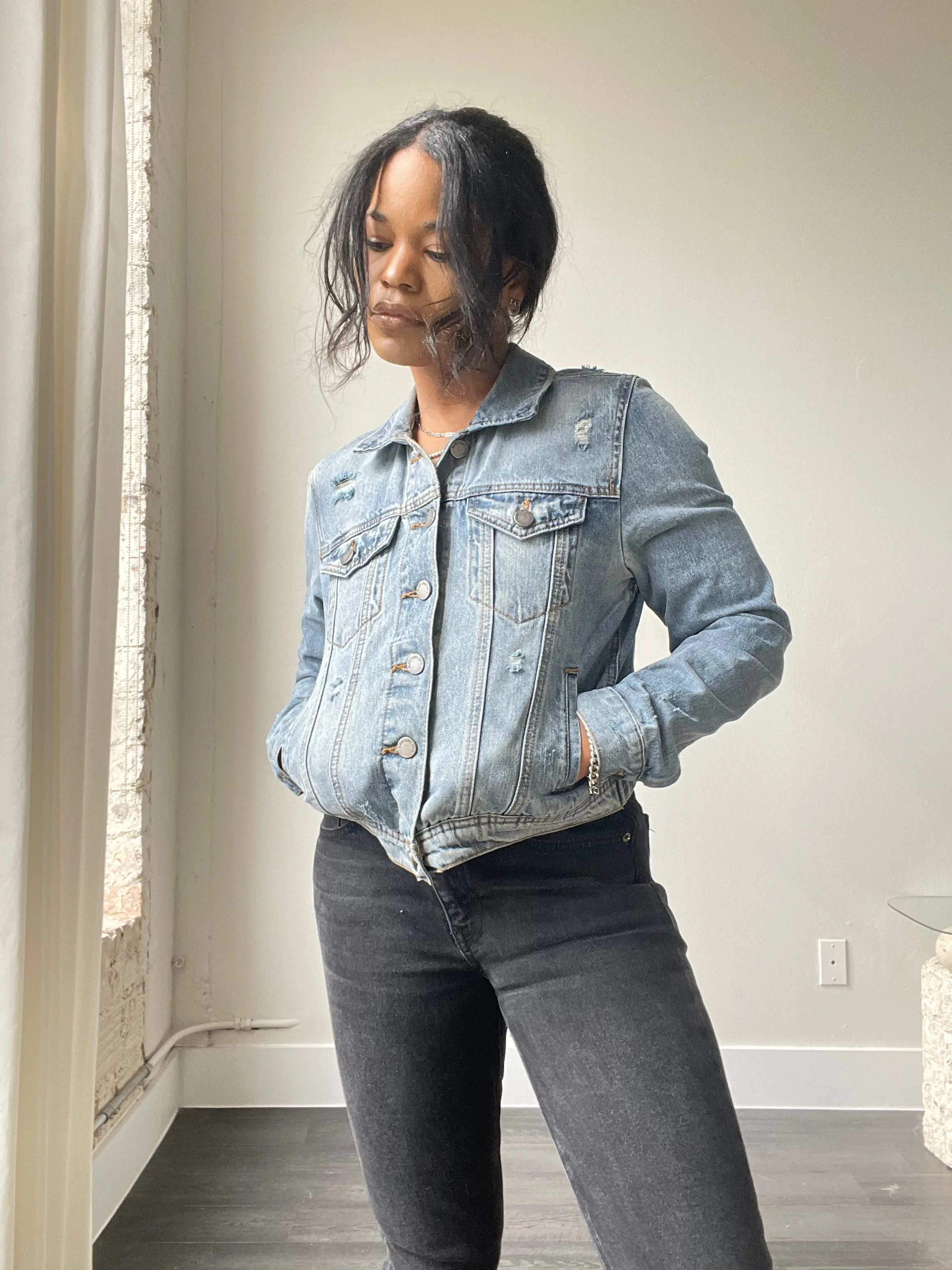 Dallas Classic Cropped Distressed Denim Jacket In Light Wash