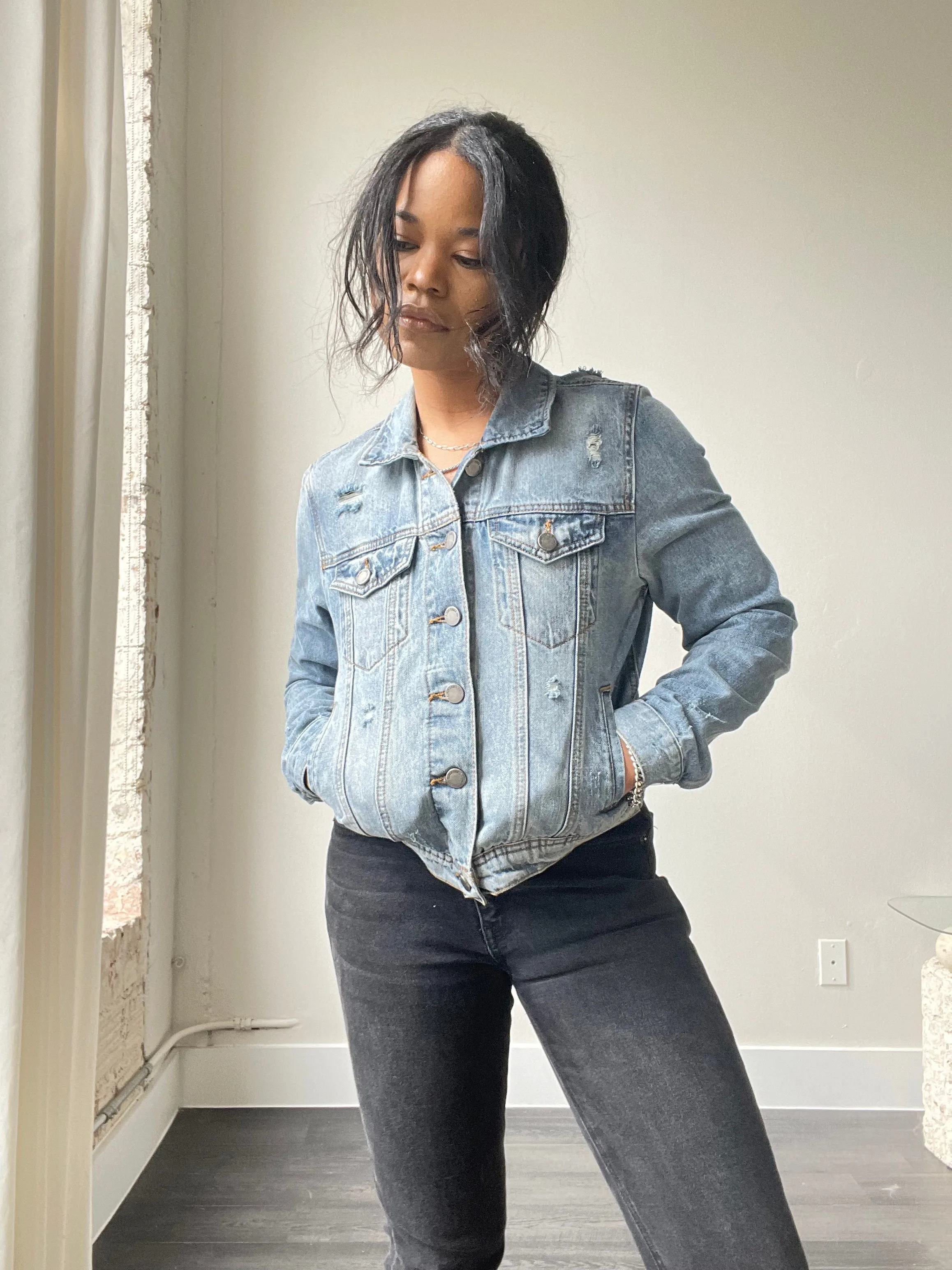 Dallas Classic Cropped Distressed Denim Jacket In Light Wash