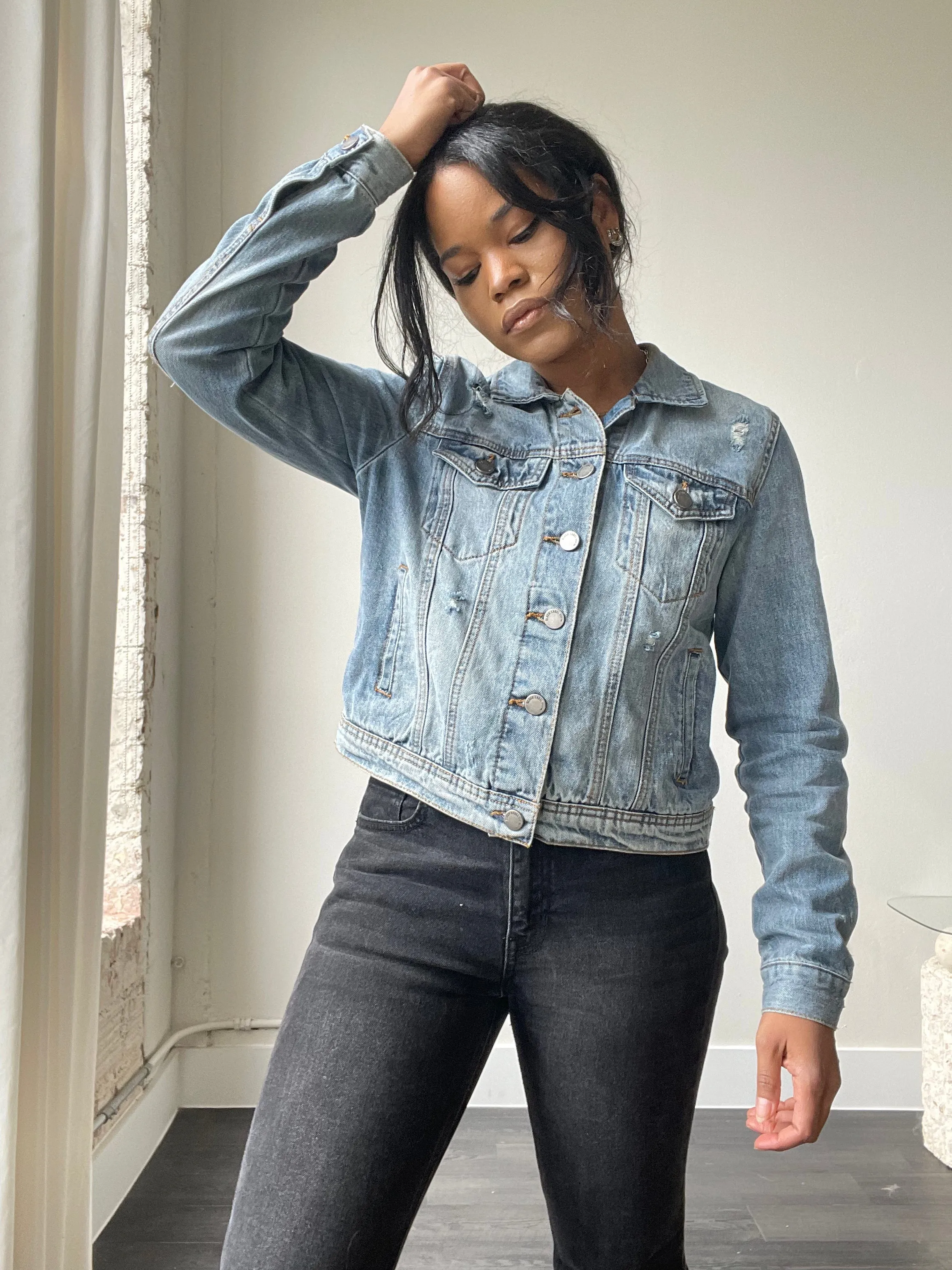 Dallas Classic Cropped Distressed Denim Jacket In Light Wash