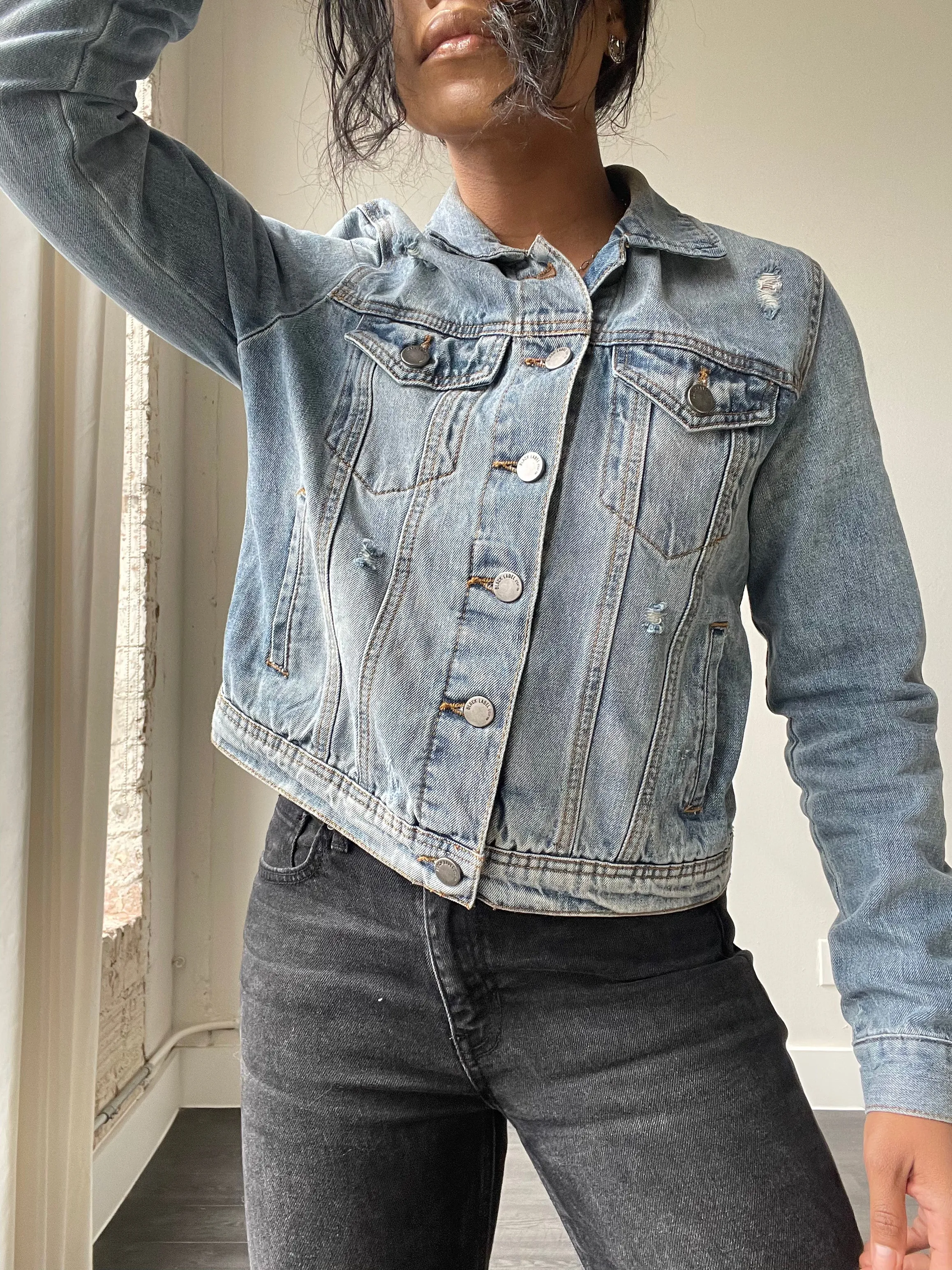 Dallas Classic Cropped Distressed Denim Jacket In Light Wash