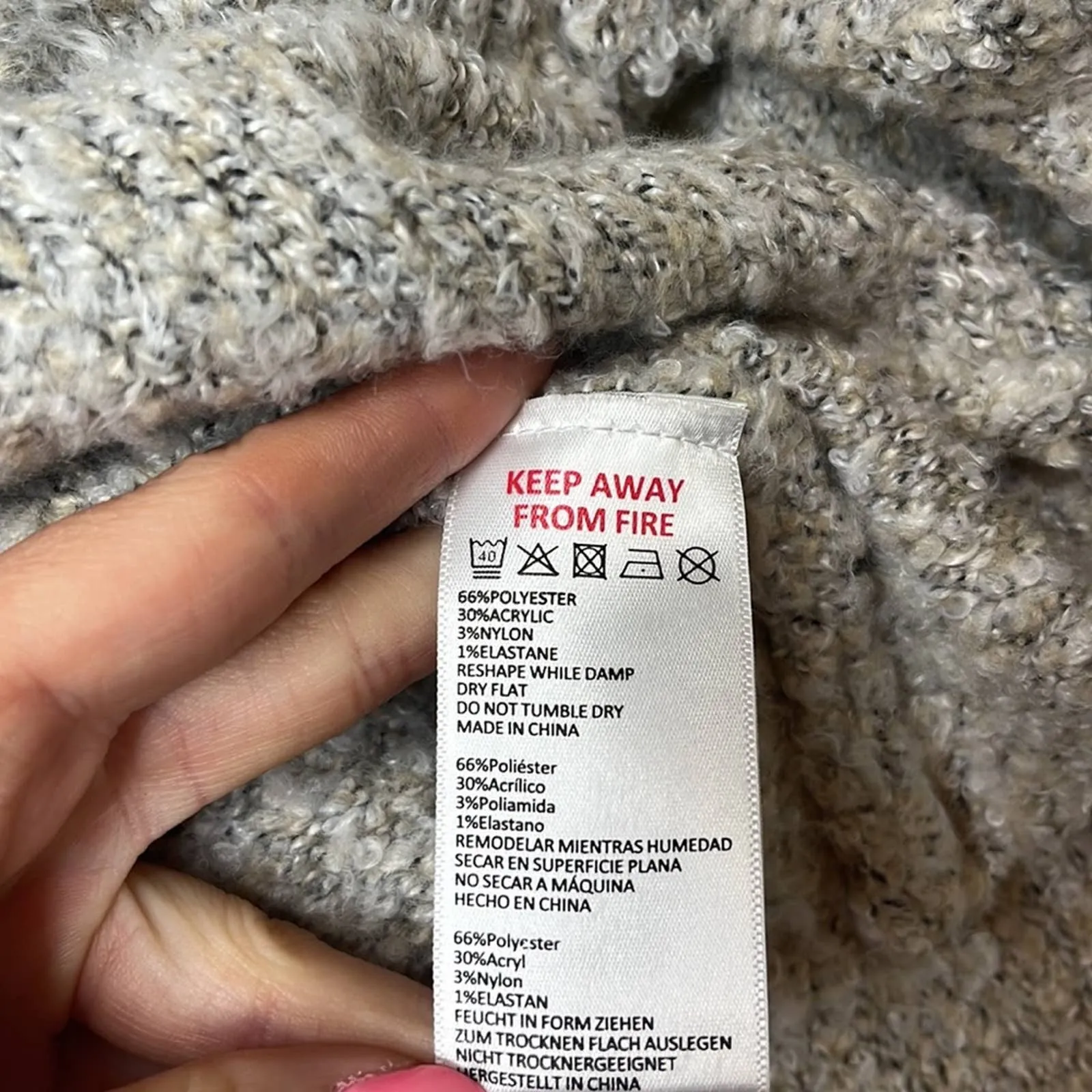 Small Urban Outfitters Sharde Boxy V-Neck Crop Sweater