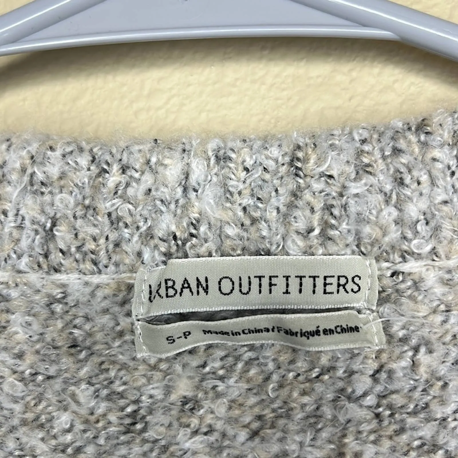Small Urban Outfitters Sharde Boxy V-Neck Crop Sweater